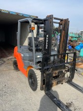 Forklift Toyota 8FGL25